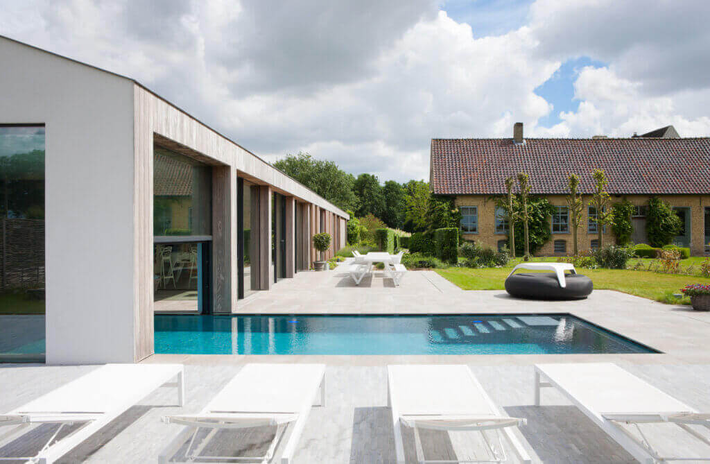 Gerealiseerd buitenzwembad van west-pool